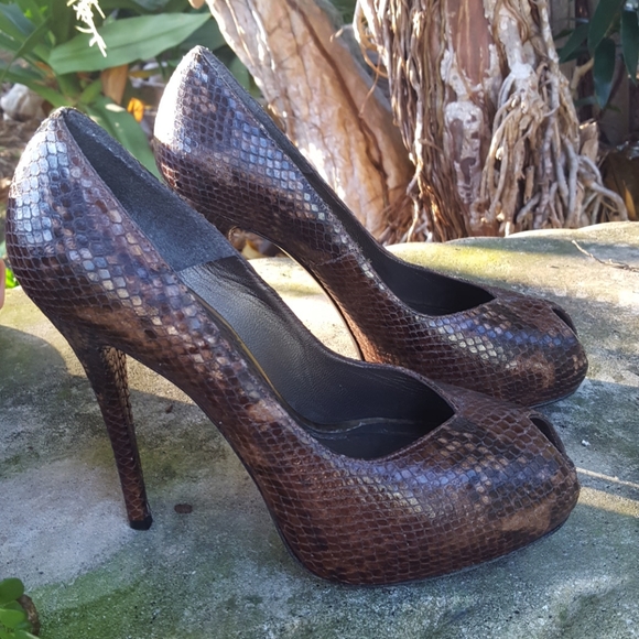 Stuart Weitzman snake print peeptoe heel. - Picture 1 of 8